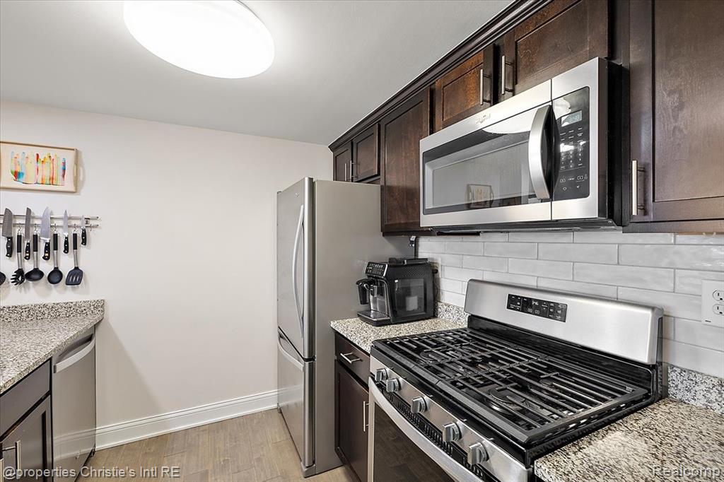 250 E Harbortown Drive, 705, Detroit, MI 48207 — Photo 18