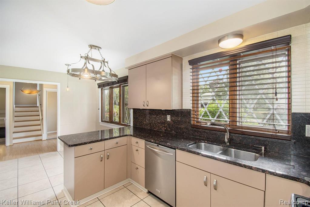7374 WOODRIDGE Road, West Bloomfield, MI — Photo 5