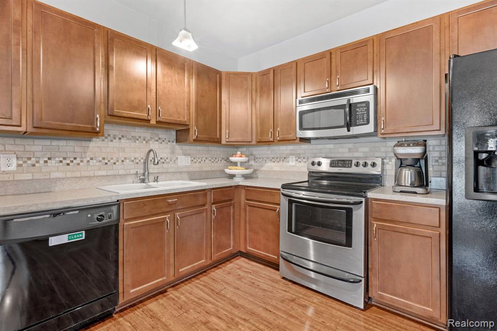 10086 RIDGE RUN Street, 36, Howell, MI 48855 — Photo 9