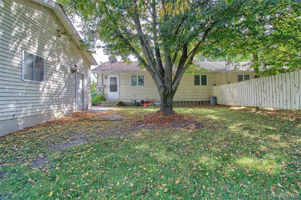 600 Oakville Waltz Road, New Boston, MI 48164 — Photo 17