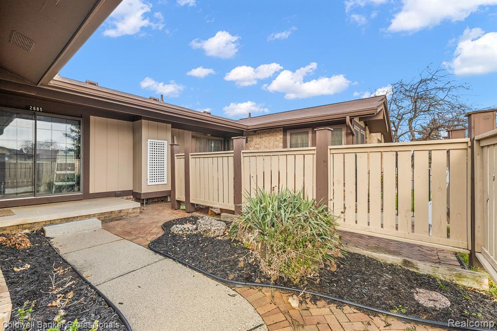 2685 ROUNDTREE Drive, Troy, MI 48083 — Photo 3