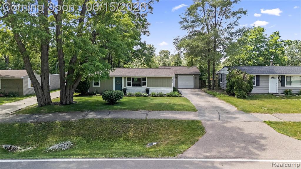 870 Pine Tree Road, Lake Orion, MI 48362 — front exterior