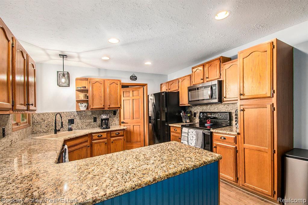928 WOODRIDGE HILLS Drive, 83, Brighton, MI 48116 — Photo 2