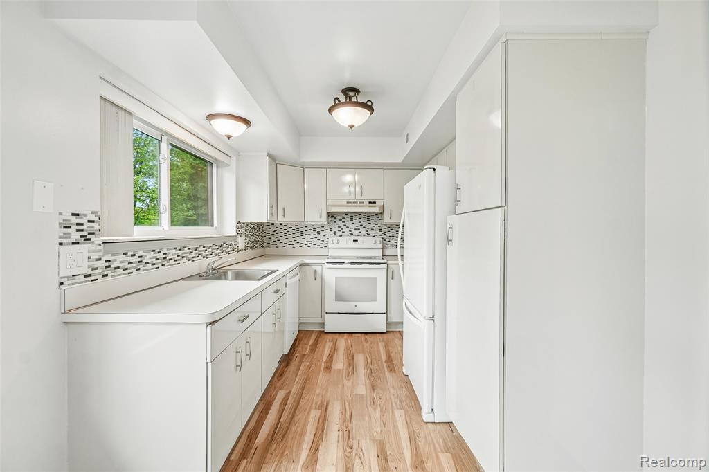 42136 Lochmoor Street, Clinton Twp, MI 48038 — Photo 10