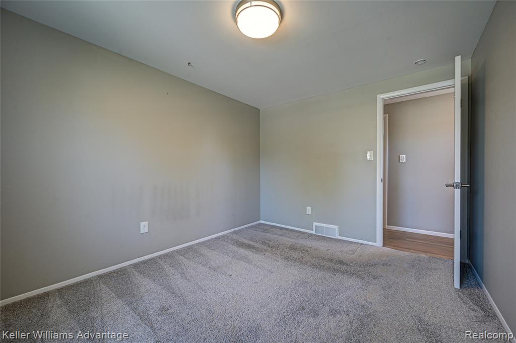 18467 Middlesex Avenue, Lathrup Village, MI 48076 — Photo 43