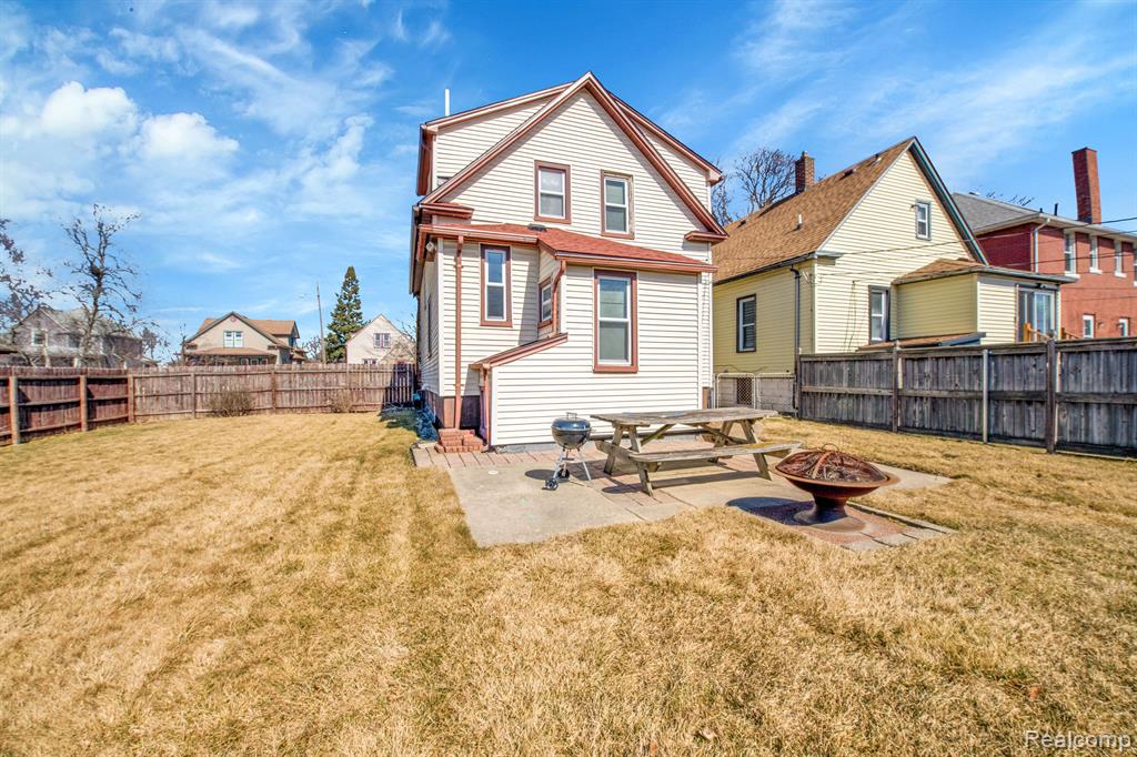 555 CHESTNUT Street, Wyandotte, MI 48192 — Photo 9