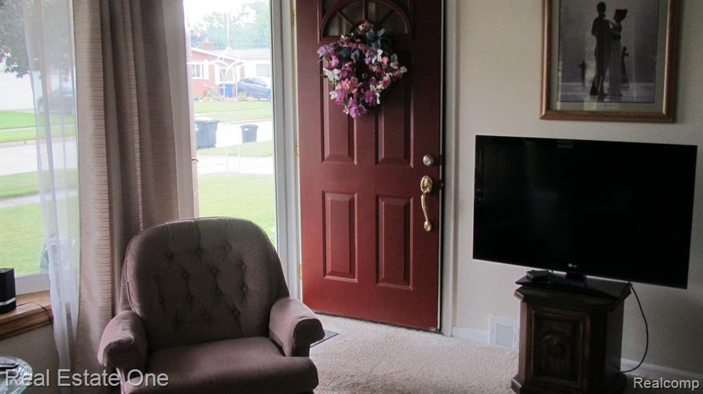 669 S HAWTHORNE Street, Westland, MI 48186 — Photo 7
