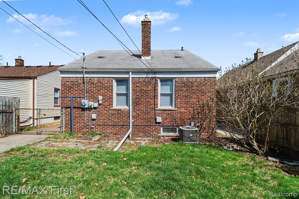 560 E Oakridge Street, Ferndale, MI 48220 — Photo 24