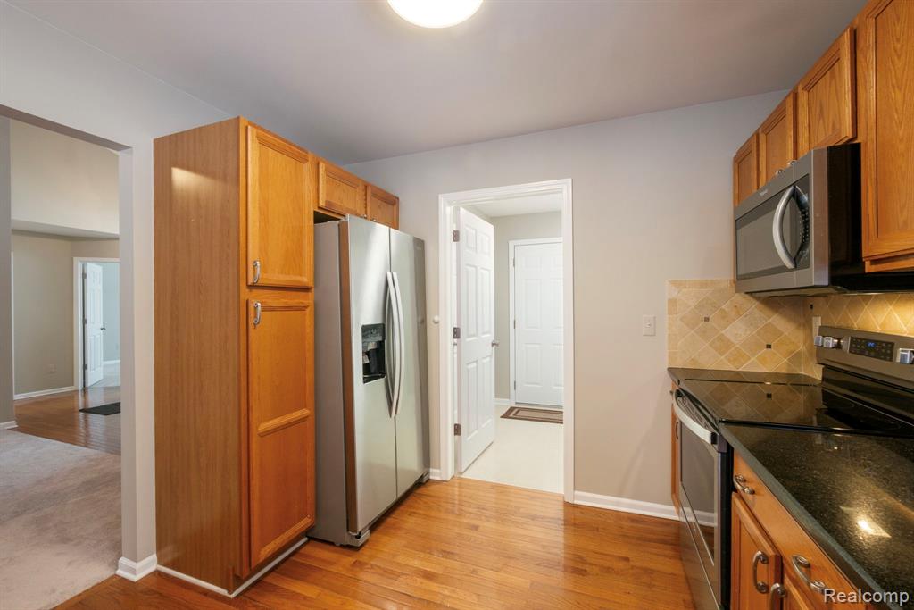671 Woodhaven Drive, Commerce Twp, MI 48390 — Photo 19