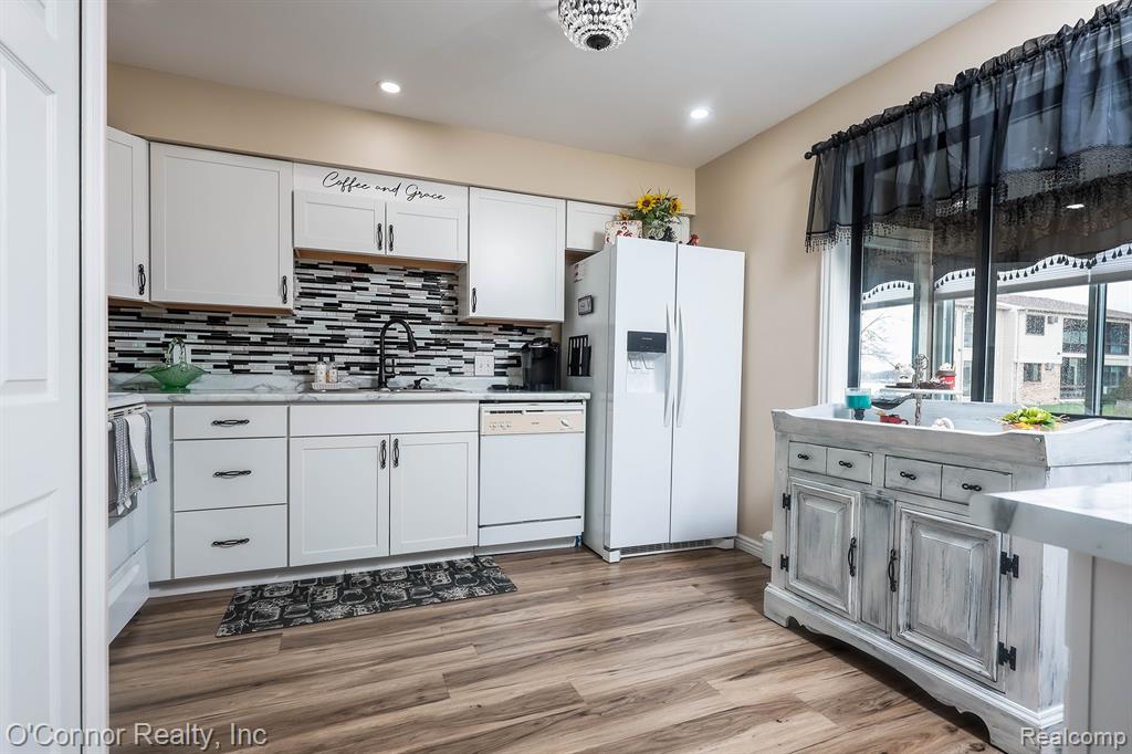 1700 River Road, 10, Marysville, MI 48040 — Photo 8
