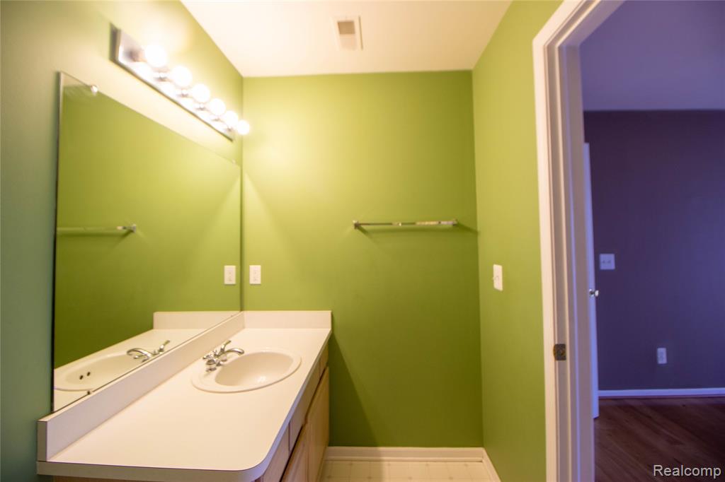 29294 W Glenoaks, Farmington Hills, MI 48334 — Photo 11
