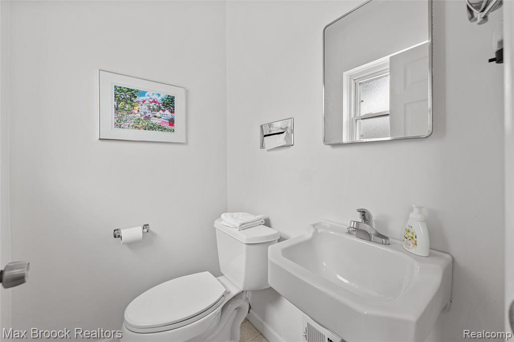 260 Lyons Drive, Troy, MI 48083 — Photo 12
