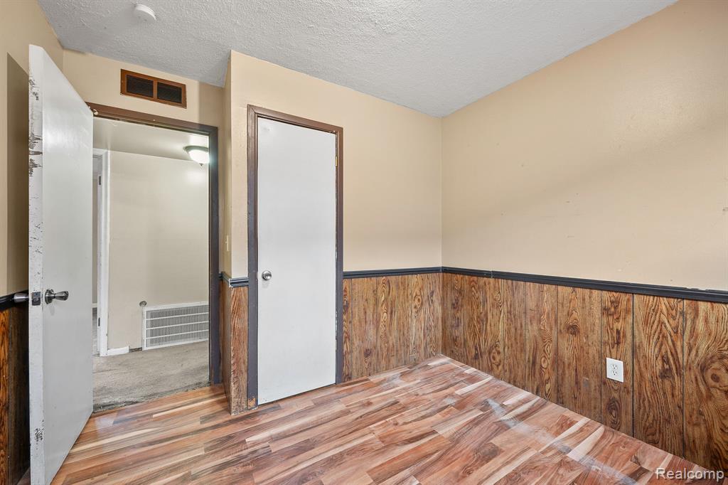 5684 GERTRUDE Street, Dearborn Heights, MI 48125 — Photo 16