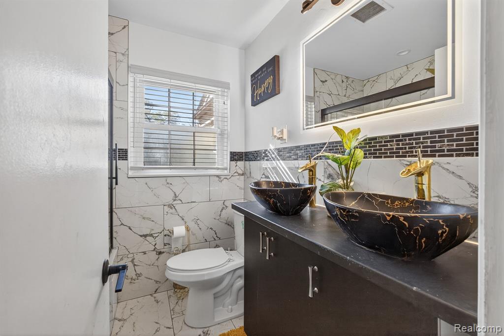 28025 Sunset Boulevard W, Lathrup Village, MI 48076 — Photo 17