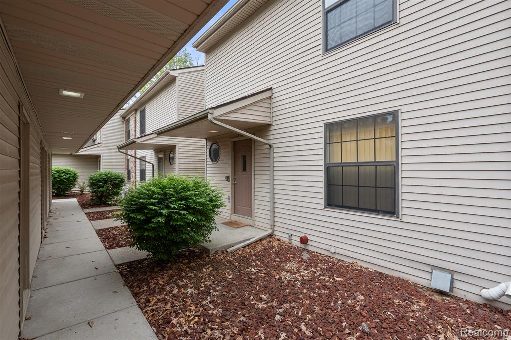 4921 N Oak Hill Drive, Waterford, MI — Photo 2