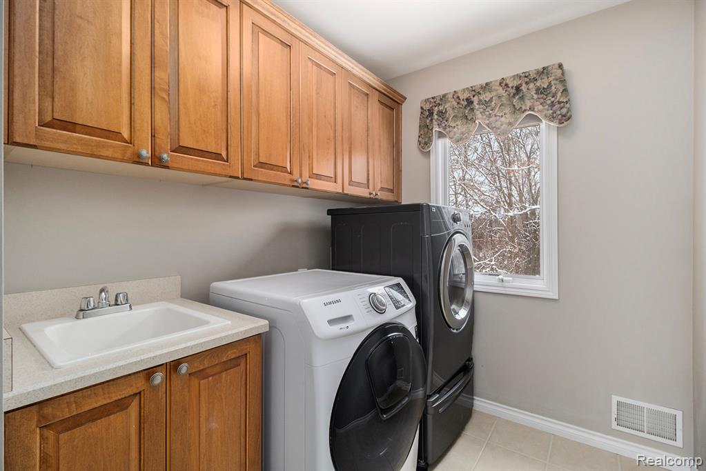2298 Meadow Court, Leonard, MI 48367 — Photo 31
