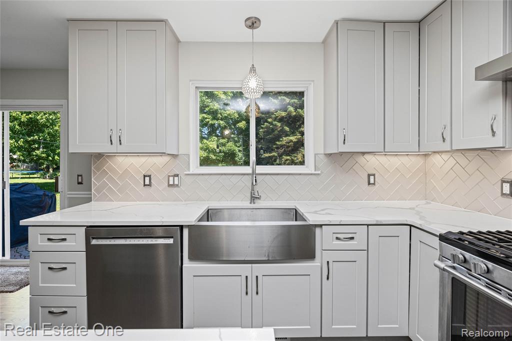 7570 Greenway Lane, West Bloomfield, MI 48324 — Photo 27