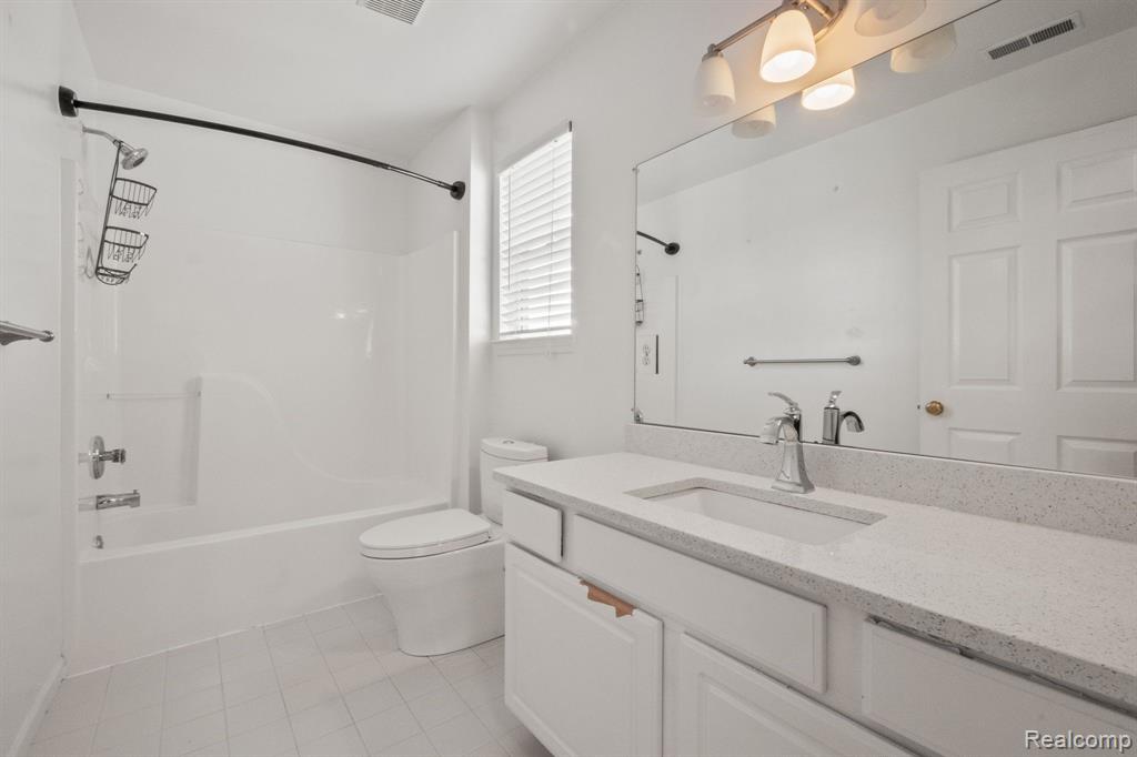 7870 GREENE FARM Drive, Ypsilanti, MI 48197 — Photo 26