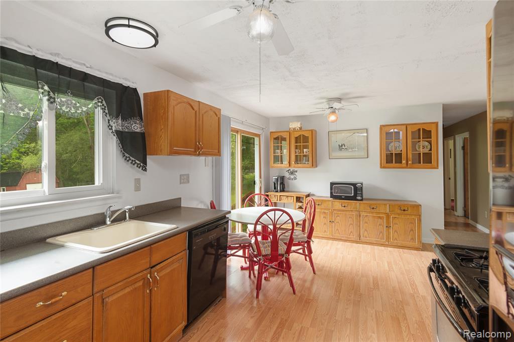 4327 Lancashire, Milford, MI 48380 — Photo 10