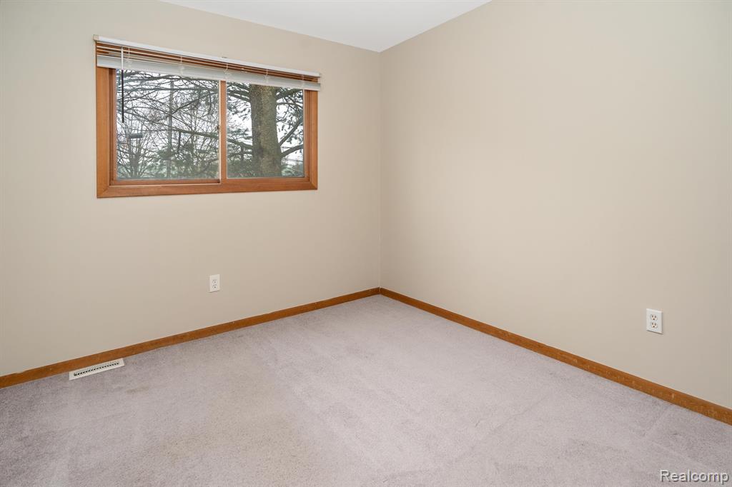 4654 Siebert Road, Waterford, MI 48328 — Photo 15