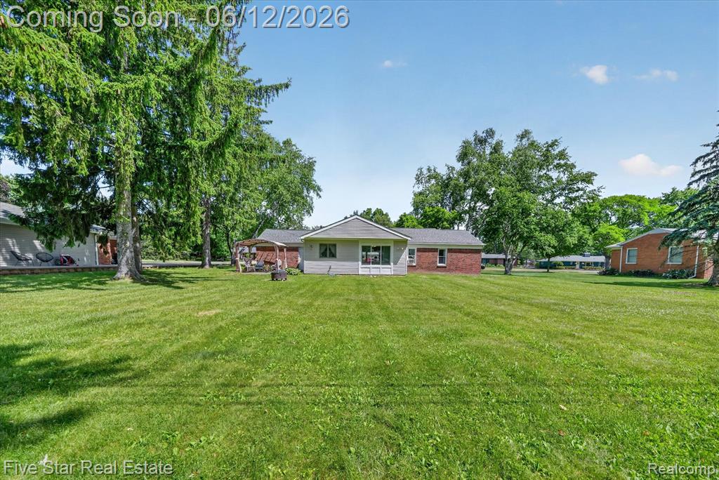82 E Hurst Drive, Troy, MI 48085 — Photo 42