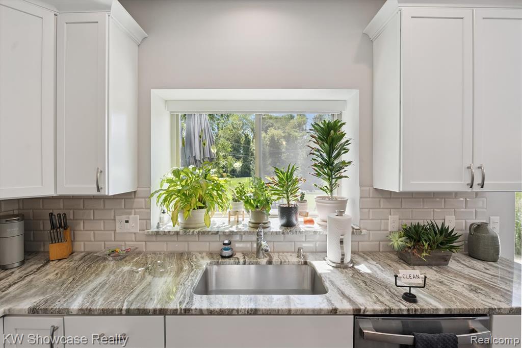 4067 Cameron Court, Wixom, MI 48381 — Photo 17
