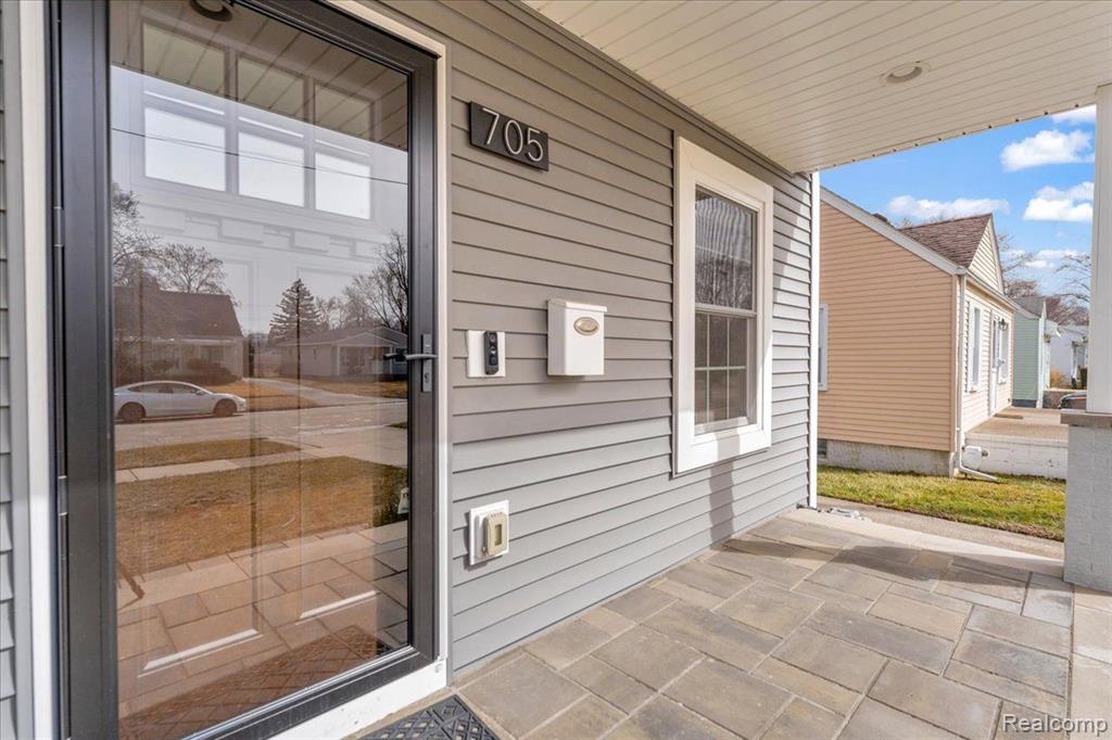 705 WHITCOMB Avenue, Royal Oak, MI 48073 — Photo 2