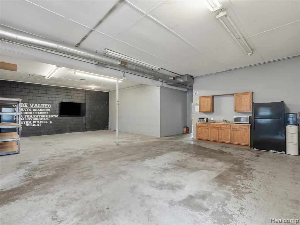832 W 11 Mile Road, Madison Heights, MI 48071 — Photo 30