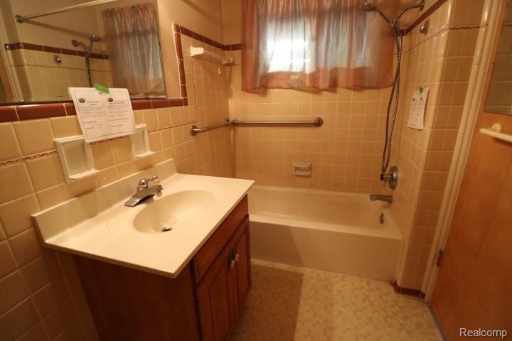 5482 Shamrock Lane, Flint, MI 48506 — Photo 12
