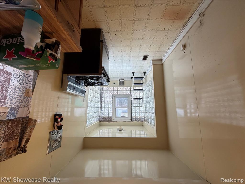 24 S Roselawn Street, Pontiac, MI 48342 — Photo 10