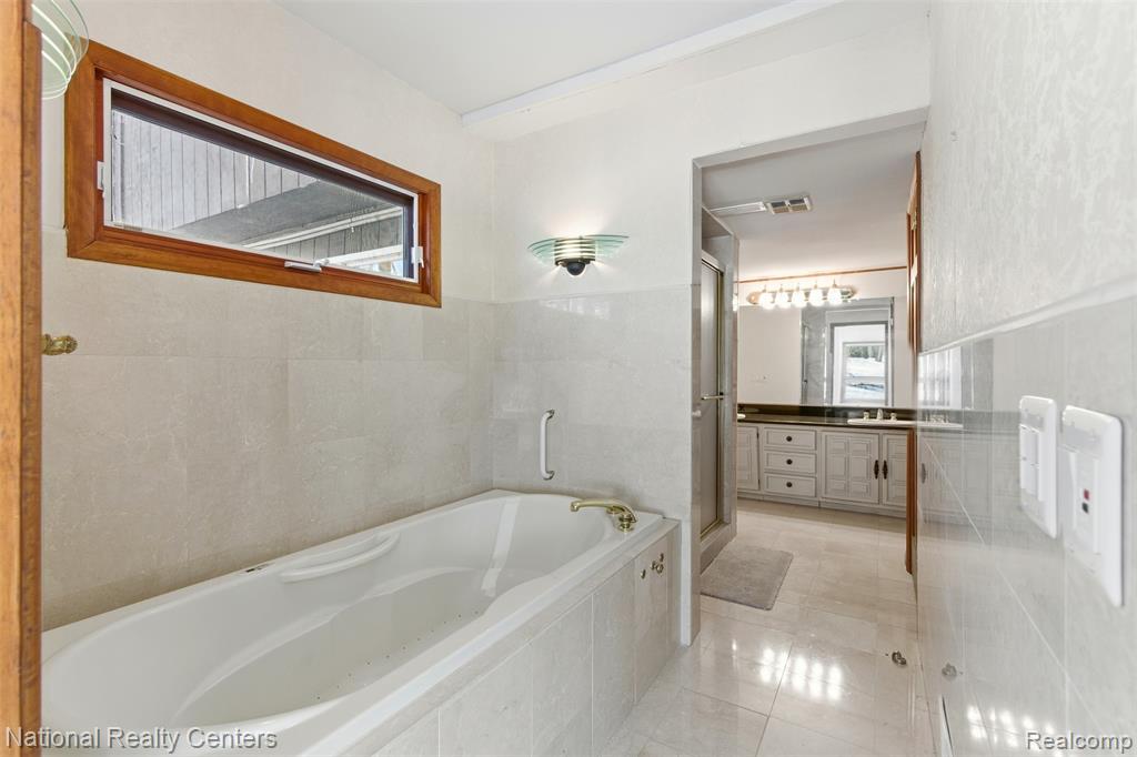 4710 Cove Road, West Bloomfield, MI 48323 — Photo 38