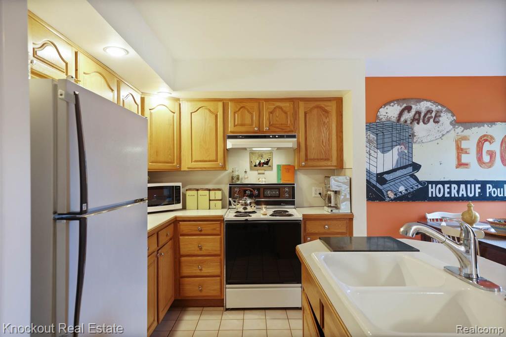 700 E GENESEE Street, D-17, Frankenmuth, MI 48734 — Photo 10