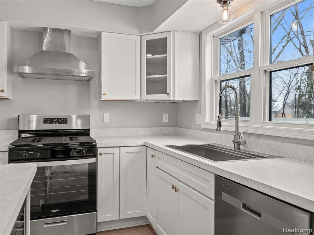 6866 SERENITY Drive, Troy, MI 48098 — Photo 15