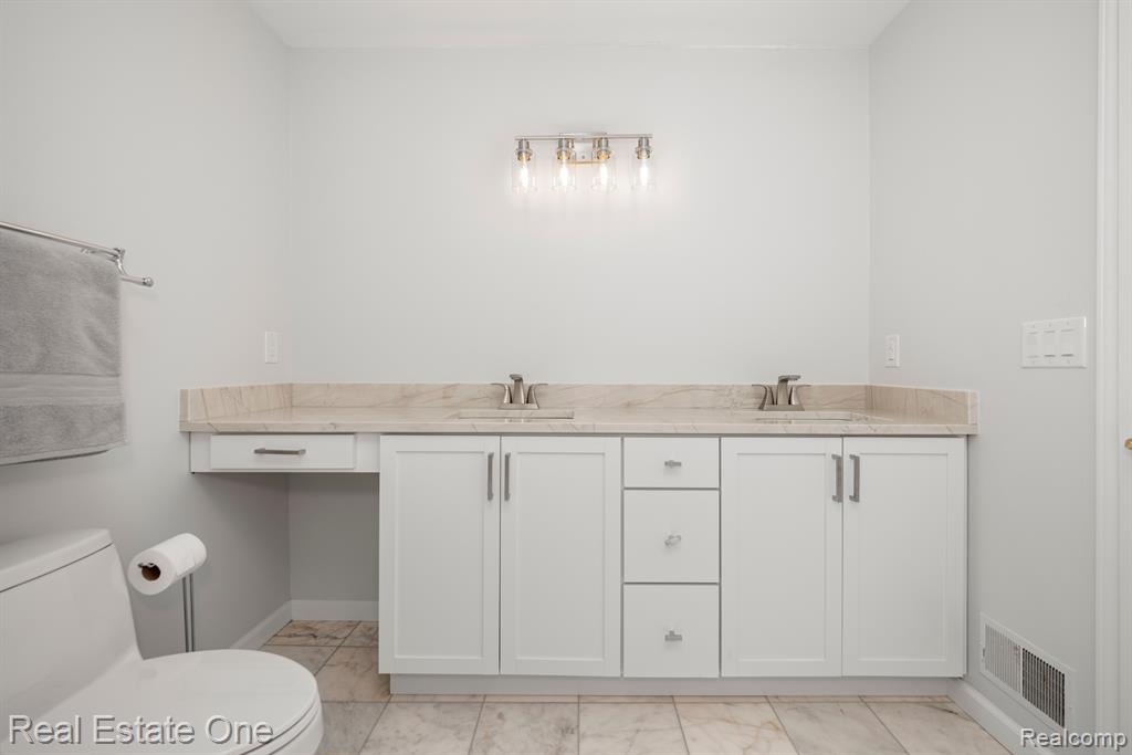 6246 Lindsay Court, West Bloomfield, MI 48324 — Photo 43
