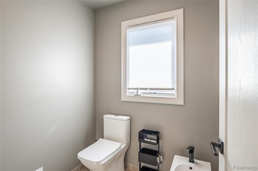 4575 Forest Edge Lane N, West Bloomfield, MI 48323 — Photo 48