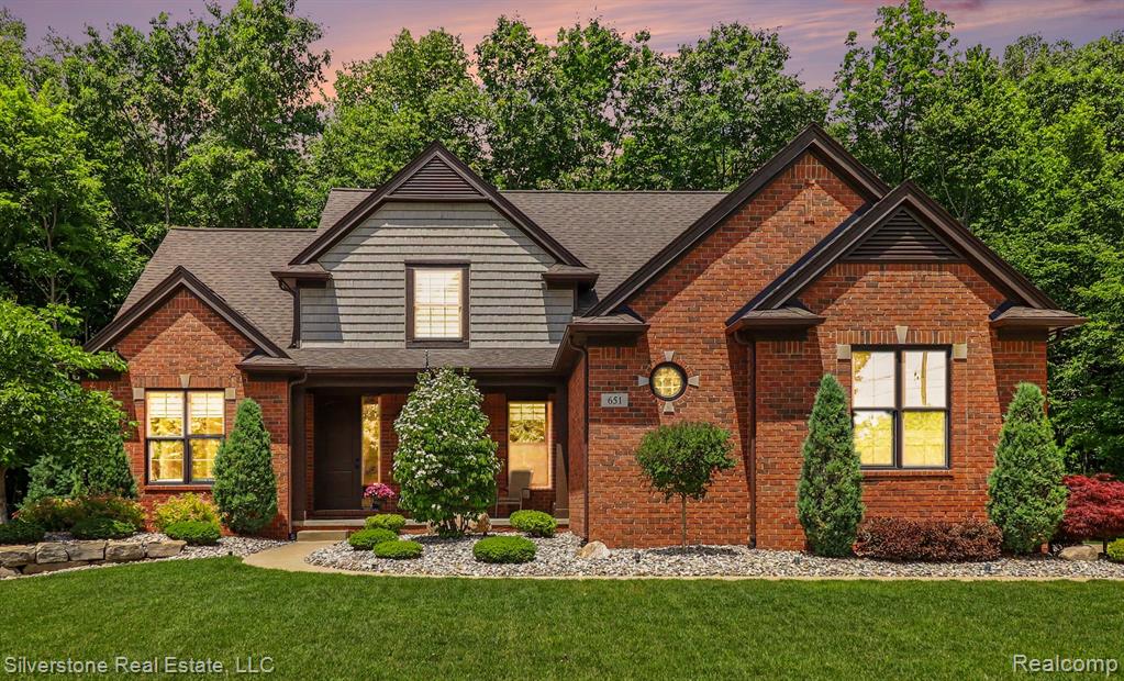 651 Wynstone Circle N, Oakland, MI
