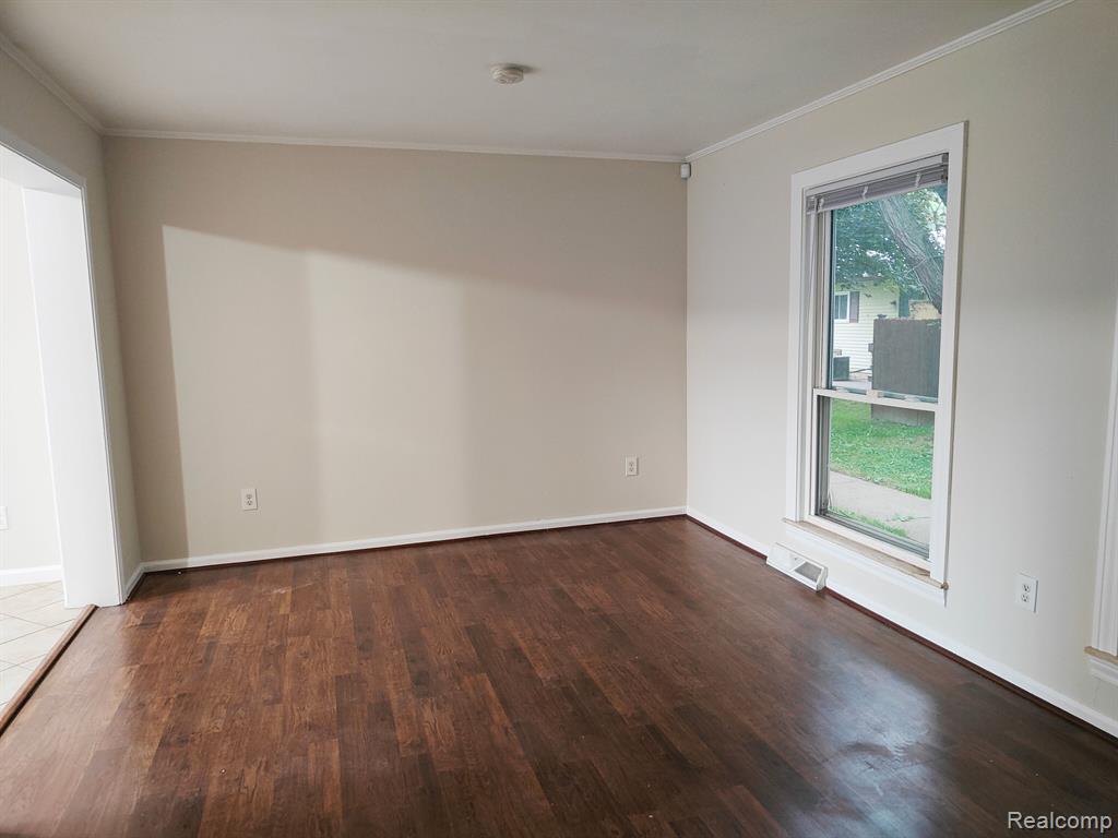 472 ROBBE Avenue, Belleville, MI 48111 — Photo 4