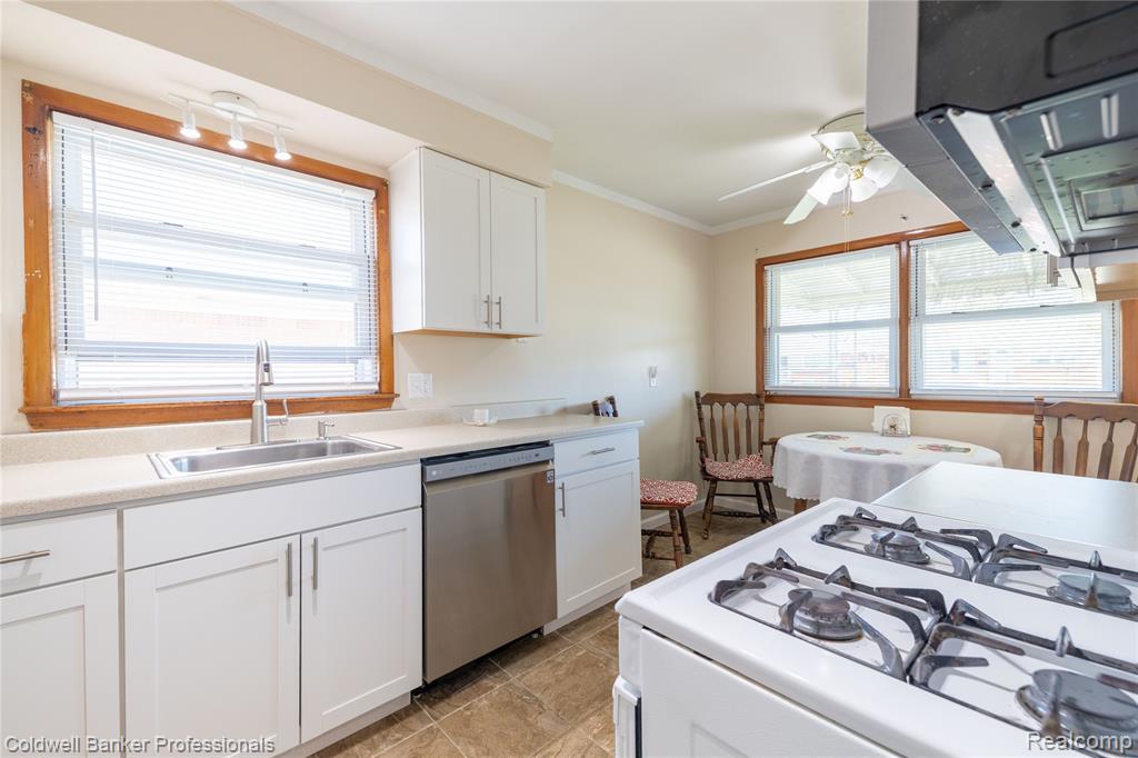 8915 Wormer Avenue, Redford, MI 48239 — Photo 9
