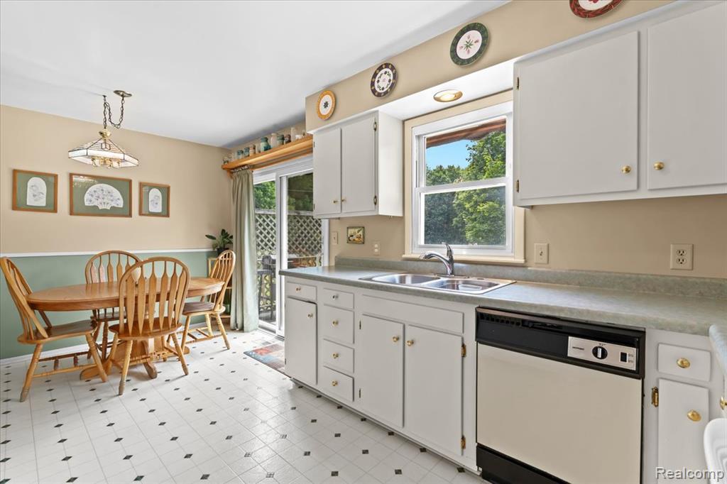 6460 Hogan Road, Fenton, MI 48430 — Photo 9