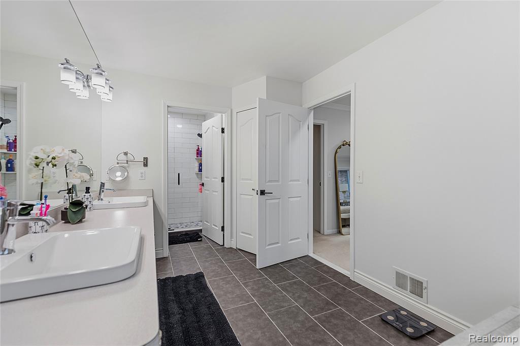 54126 Scarboro Way, Shelby Twp, MI 48316 — Photo 32