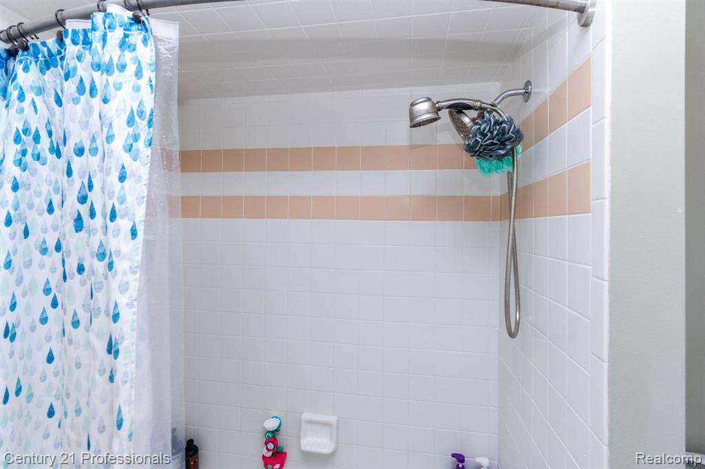 671 Bridgestone Drive, Rochester Hills, MI 48309 — Photo 30