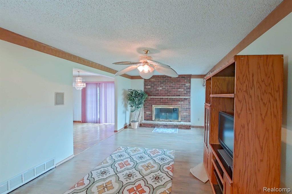 4395 OLD CARRIAGE Road, Flint, MI 48507 — Photo 10