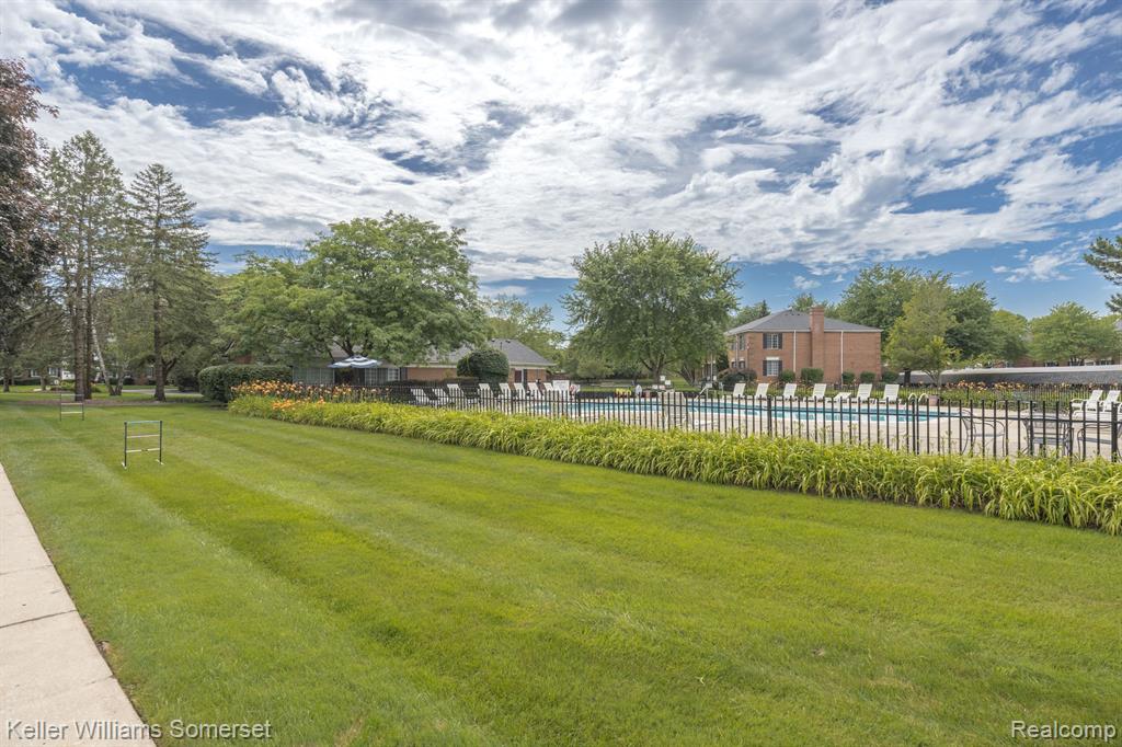 739 E FOX HILLS Drive, Bloomfield Hills, MI 48304 — Photo 22