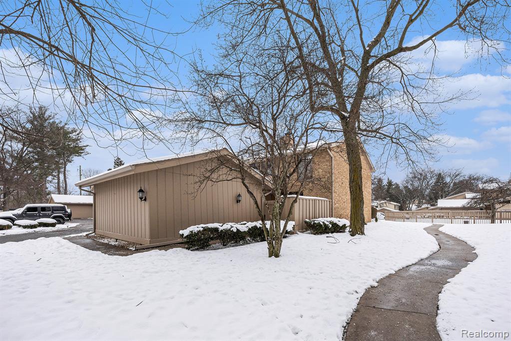 7411 Pebble Point, West Bloomfield, MI — Photo 2