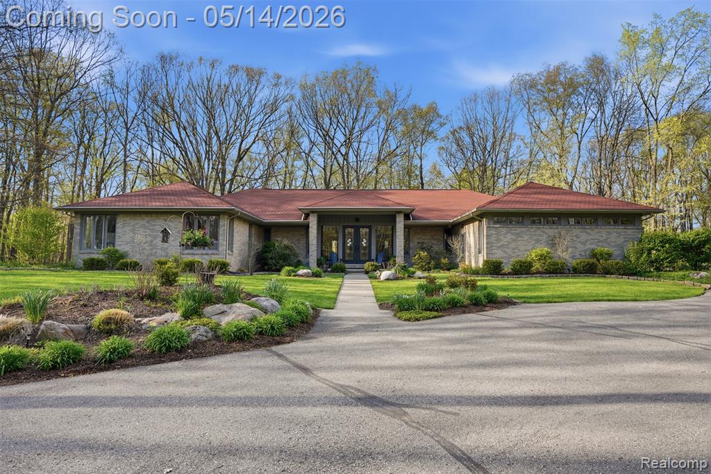 2846 Duana Drive, Milford, MI 48380 — front exterior