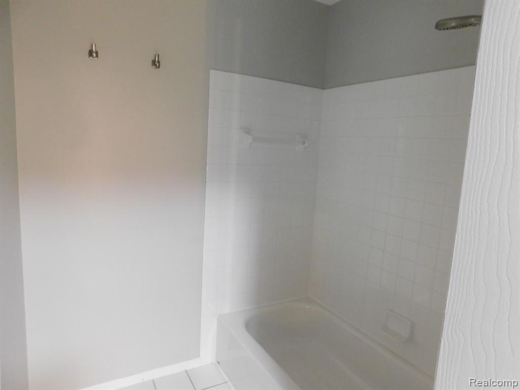 5606 DRAKE HOLLOW Drive W, West Bloomfield, MI — Photo 48
