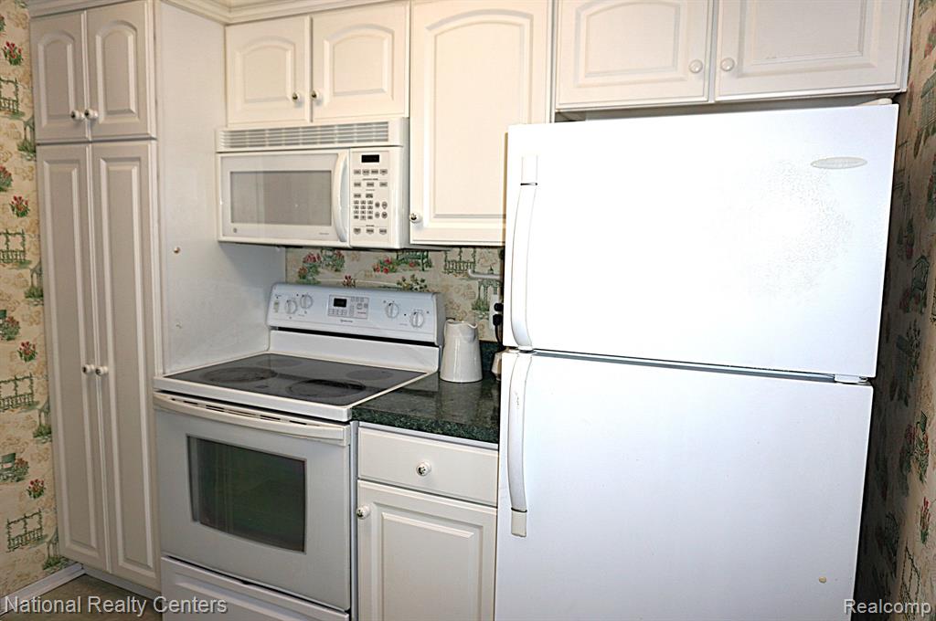 38348 CAROLON Boulevard, Westland, MI — Photo 4