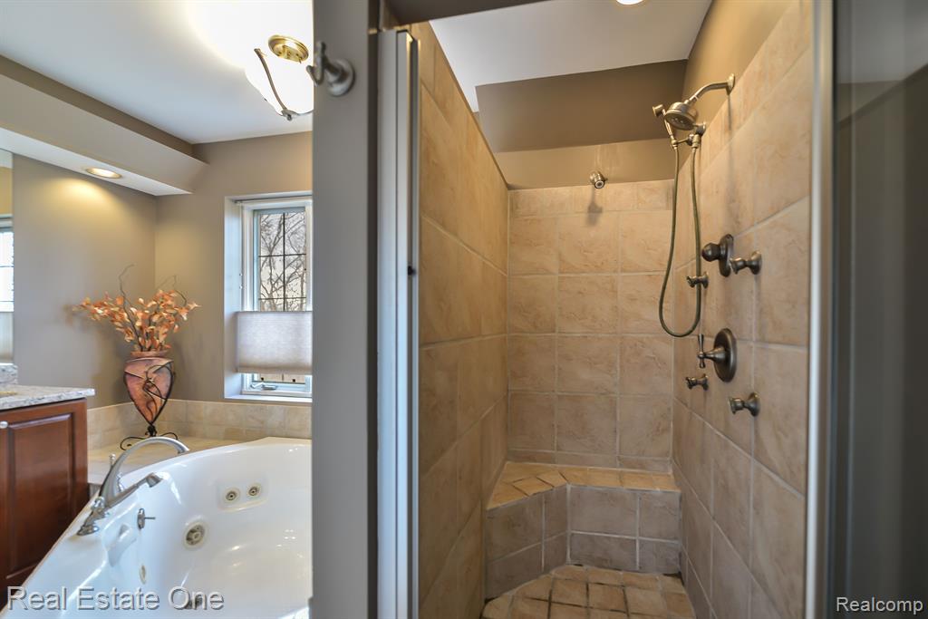 4490 GOLF VIEW Drive, Brighton, MI 48116 — Photo 37