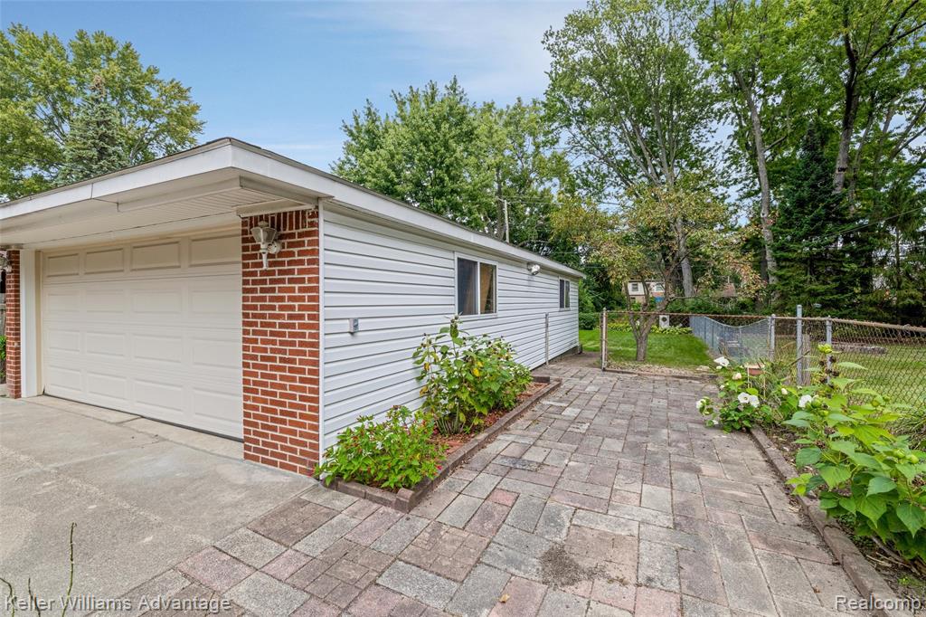 3979 Grindley Park Street, Dearborn Heights, MI 48125 — Photo 36