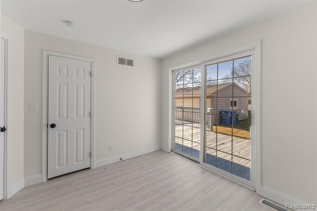 6447 CENTRALIA Street, Dearborn Heights, MI 48127 — Photo 19